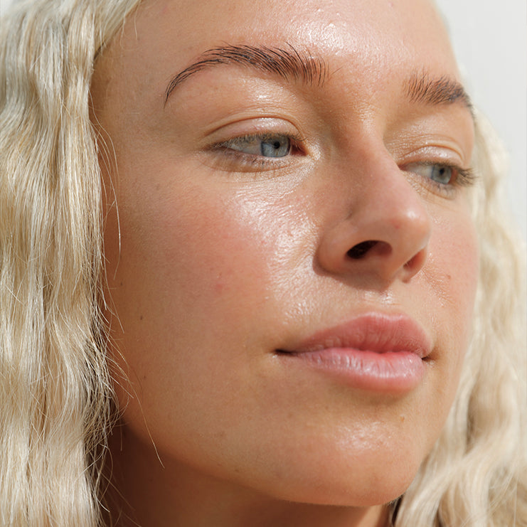 Bare It All: How to Feel Confident Going Makeup-Free with Gradual Tanning